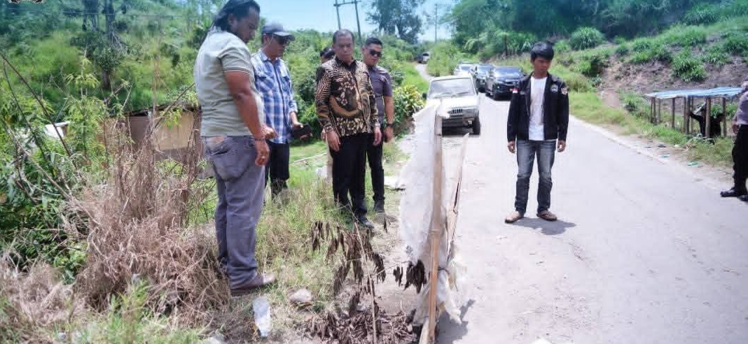 TINJAU: Bupati Karo, Antonius Ginting meninjau jalan dan drainase rusak di Desa Cintarakyat, kemarin.