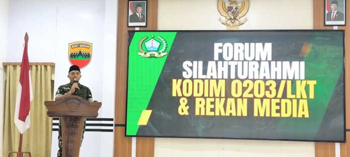 SILATURAHMI: Dandim Langkat Letkol Inf Medwin Sangkakala saat silaturahmi dengan rekan media.(Teddy Akbari/Sumut Pos)