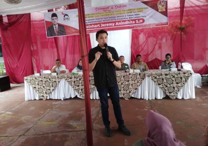 SOSIALISASI: Reinhart Jeremy Anindhita saat sosialisasi Perda di Jalan Sei, Medan Perjuangan, Sabtu (14/3/2026).