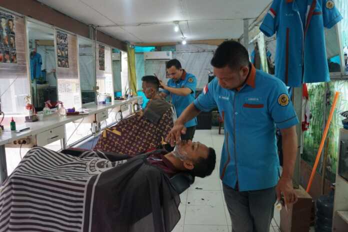 PELATIHAN: WBP Lapas Kelas I Medan mengikuti program pelatihan Barbershop, Sabtu (14/4/2026). Ist