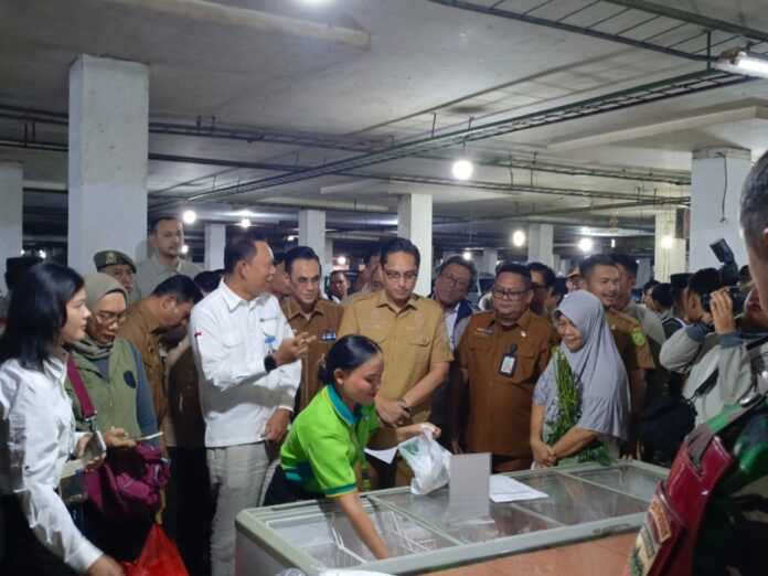 KUNJUNGI: Wali Kota Medan Rico Tri Putra Bayu Waas saat mengunjungi pasar murah Pemko Medan.
