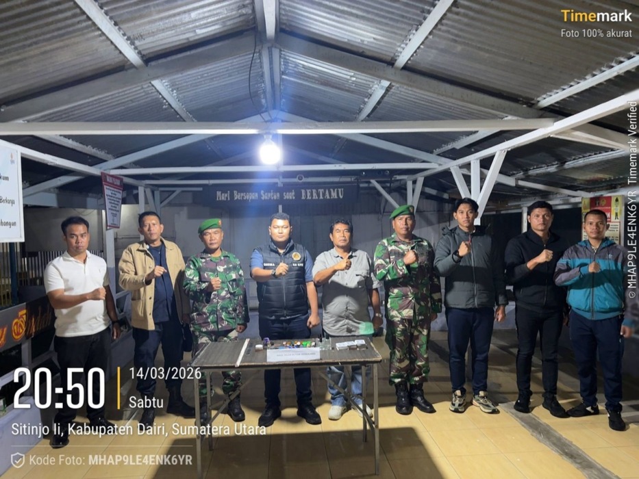 FOTO BERSAMA: Kepala KPR Rutan Kelas IIB Sidikalang Brema Barus, foto bersama tim dan anggota TNI usai melakukan razia di Rutan itu, Sabtu (14/3) malam.SUMUT POS/istimewa.