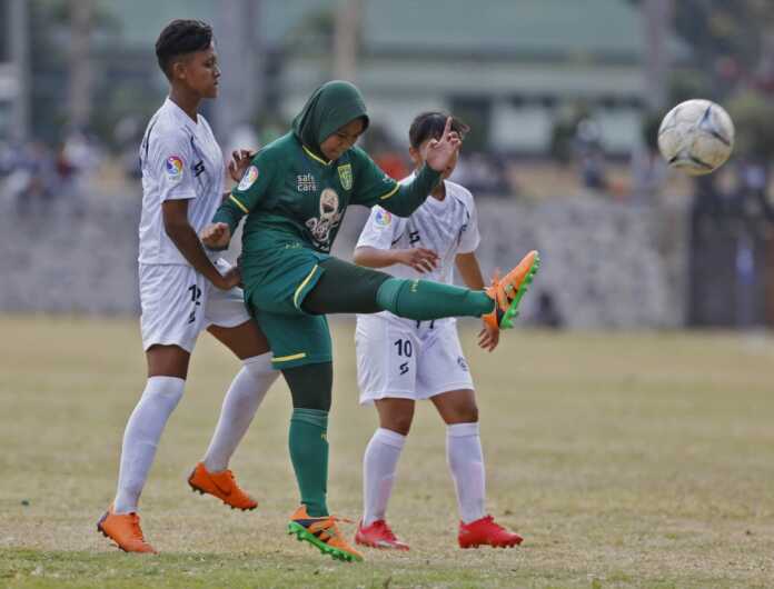HALAU: Pemain putri Persebaya Surabaya Sintia Nur Khoriah hendak menghalau bola dari pemain putri Arema FC pada seri pertama Liga 1 Putri 2019 di Pusat Diklat Arhanud Pendem Kota Batu, Jawa Timur. (Dipta Wahyu/Jawa Pos)