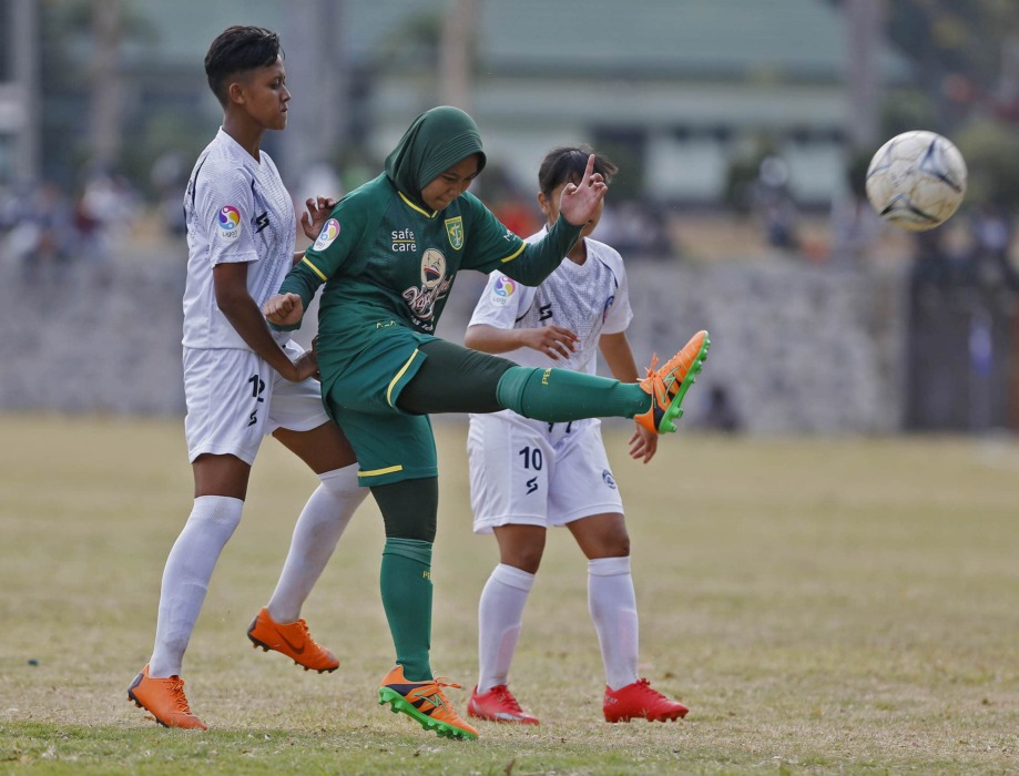 HALAU: Pemain putri Persebaya Surabaya Sintia Nur Khoriah hendak menghalau bola dari pemain putri Arema FC pada seri pertama Liga 1 Putri 2019 di Pusat Diklat Arhanud Pendem Kota Batu, Jawa Timur. (Dipta Wahyu/Jawa Pos)