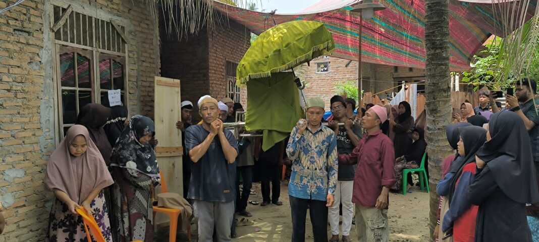 JENAZAH: Jenazah Arika Sahfitri saat mau dibawa ke tempat peristirahatan terakhir dari rumah duka, Dusun I Tambusai, Desa Besilam, Padangtualang, Langkat.(Teddy Akbari/Sumut Pos)