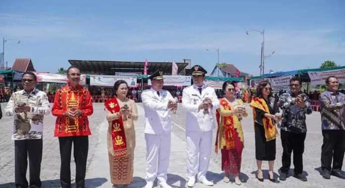 PELEPASAN: Bupati dan Wakil Bupati Nisel bersama Forkada dan Ketua Bamuspernis saat melaksanakan pelepasan burung merpati, Senin (28/7). (ERIUSMAN/SUMUT POS)