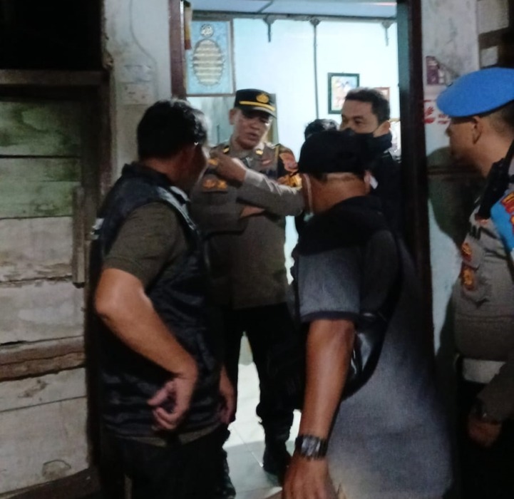 OLAH TKP: Tim Inafis Polres Tebingtinggi ketika melakukan pengamanan Olah TKP di lokasi Gang Becek, Lingkungan III Kelurahan Pasar Baru, Kamis (26/3).(Azan Purba/ Sumut pos)