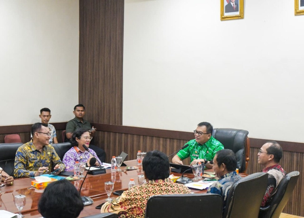 AUDIENSI: Bupati Deliserdang, dr H Asri Ludin Tambunan menerima audiensi pengurus dan kontingen Pesparawi Kabupaten Deliserdang di Ruang Rapat Lantai II Kantor Bupati Deliserdang, Jumat (27/3).