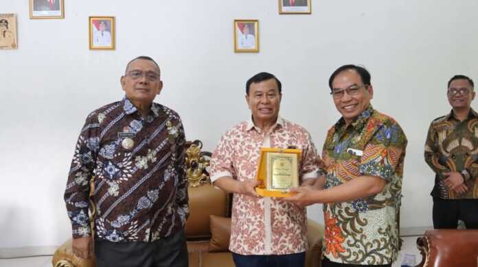 TERIMA: Bupati Dairi Vickner Sinaga (kiri) didampingi jajaran, saat menerima kunjungan salahsatu investor yakni Komisaris Utama NT Corp, Nurdin Tampubolon di Pendopo Bupati Dairi, Jumat (27/3.RUDY SITANGGANG/SUMUT POS.