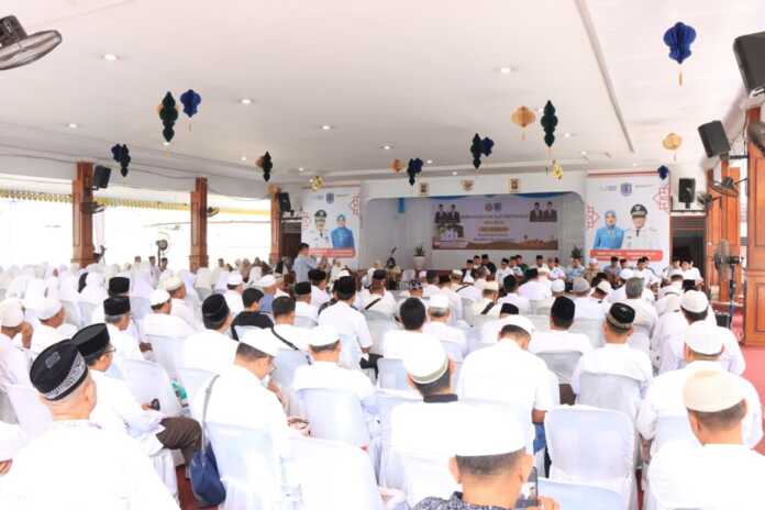 TEPUNG TAWAR: Calon jamaah haji saat mengikuti tepung tawar dan manasik haji di Pendopo Umar Baki Binjai.(Diskominfo Binjai/Sumut Pos)