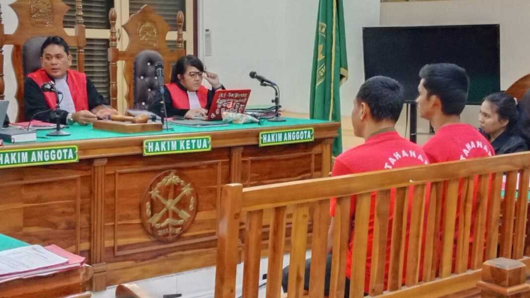 SIDANG: Dua terdakwa kasus kepemilikan ekstasi, saat menjalani sidang di PN Medan. (Ist)