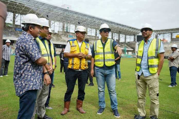 TINJAU: Wali Kota Medan Rico Tri Putra Bayu Waas saat meninjau pembangunan Stadion Teladan, beberapa waktu lalu.