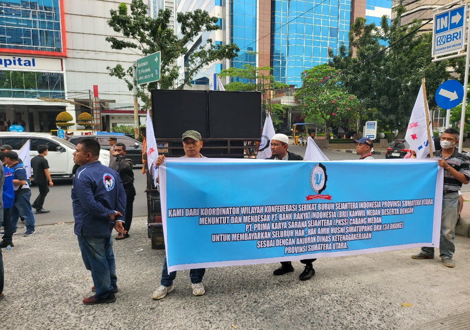 Puluhan Buruh Demo Kanwil BRI Medan, Tuntut Pesangon Belum Dibayar
