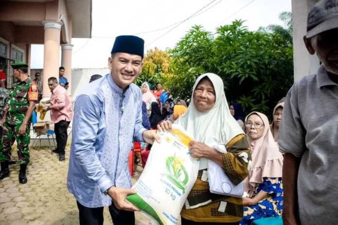 TINJAU: Wali Kota Tebingtinggi, Iman Irdian Saragih, saat meninjau penyaluran Bantuan Pangan dari Badan Pangan Nasional (Bapanas) di Kantor Kelurahan Tanjungmarulak Hilir, Jumat (27/3). Azan Purba/SumutPos.