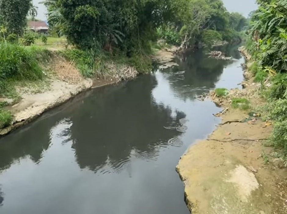 DIDUGA TERCEMAR: Air Sungai Belumai di Desa Dalusepuluh B diduga tercemar limbah karena berwarna hitam dan berbau.