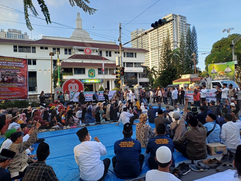 AKSI DAMAI: Ratusan warga Kota Medan menggelar aksi damai di halaman Balai Kota Medan, Jalan Kapten Maulana Lubis, Kecamatan Medan Petisah, Selasa (3/3/2026).(Markus Pasaribu/Sumut Pos)
