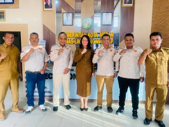 FOTO BERSAMA: Ketua MAI Kota Medan Suwarno, Sekretaris Zullifkar dan sejumlah pengurus, foto bersama Kepala DLH Medan Melvi Marlayabana.