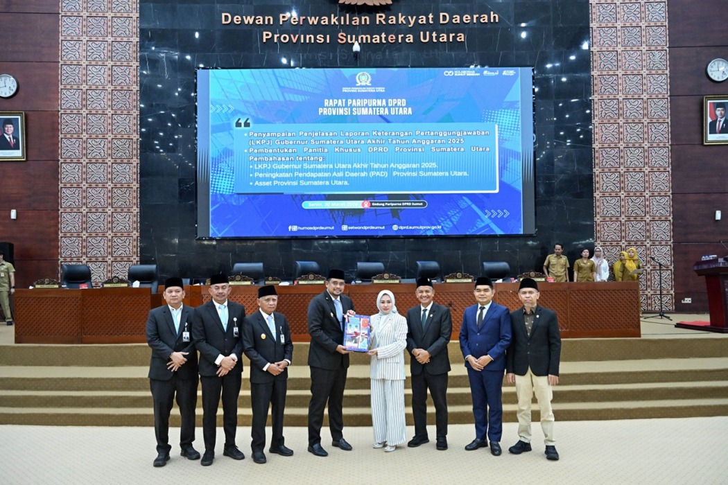 SERAHKAN LKPJ: Gubernur Sumut Bobby Nasution menyampaikan dan menyerahkan Penjelasan Laporan Keterangan Pertanggung Jawaban (LKPJ) Akhir Tahun 2025 kepada Ketua DPRD Sumut Erni Ariyanti Sitorus, pada Sidang Paripurna DPRD Sumut di Ruang Rapat Paripurna DPRD Sumut, Jalan Imam Bonjol, Medan, Senin (30/3/2026).