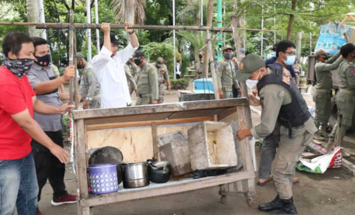 TERTIBKAN: Satuan Polisi Pamong Praja (Satpol PP) Kota Medan kembali menggelar penertiban pedagang kaki lima (PKL) di kawasan inti kota.