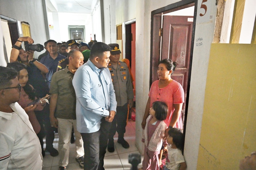 TINJAU PEMBANGUNAN HUNIAN: Gubernur Sumatera Utara (Gubsu) Muhammad Bobby Nasution meninjau pembangunan Hunian Tetap (Huntap) dan menyapa warga di Hunian Sementara (Huntara) di Asrama Haji Pinangsori Kabupaten Tapanuli Tengah, baru-baru ini.
