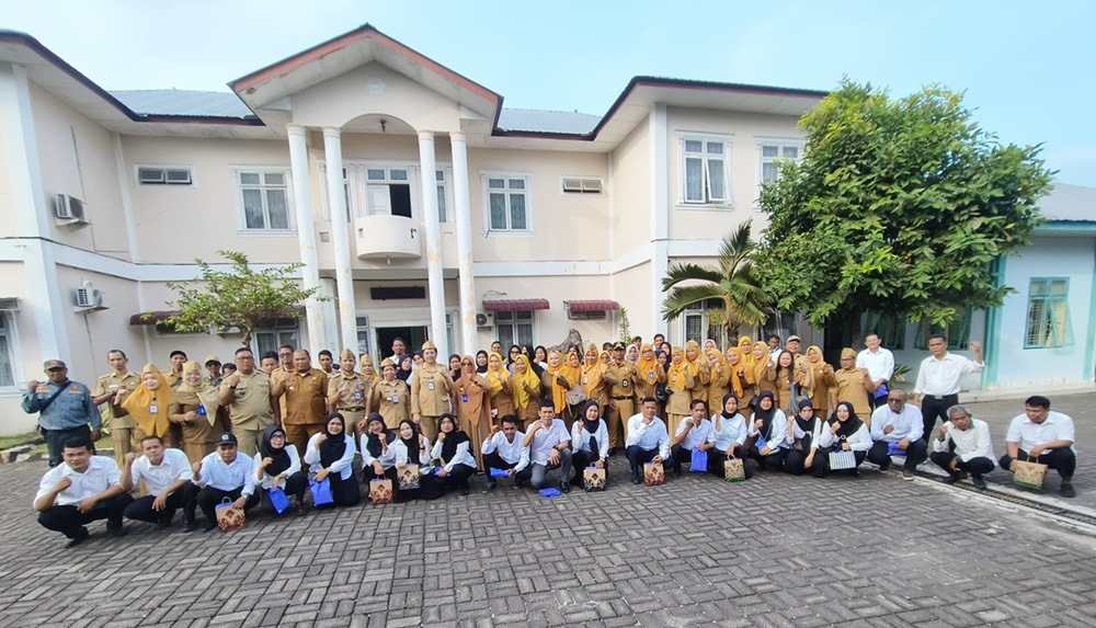 BERSAMA: Aparatur Kecamatan Tebingtinggi Kota, terdiri dari camat, staf, lurah, serta kepala lingkungan (kepling), berfoto bersama usai pelaksanaan apel pagi yang dirangkai dengan kegiatan silaturahim dan halalbihalal Idulfitri 1447 H di Halaman Kantor Camat Tebingtinggi Kota, Senin (30/3) Azan purba / Sumut pos.