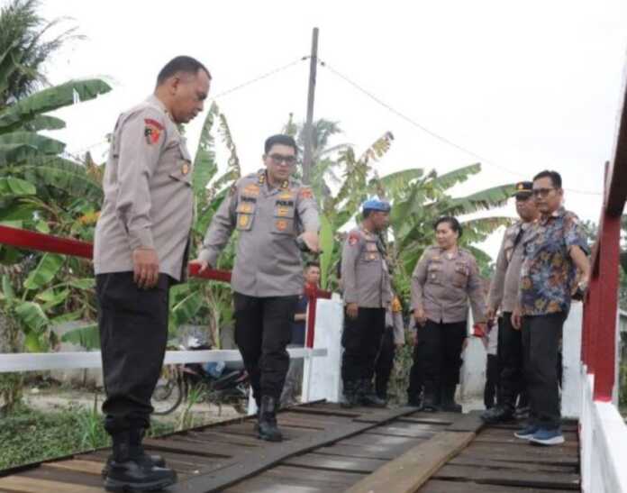 MONITORING: Polda Sumut saat monitoring jembatan penghubung antara Dusun II dan Dusun III, di Desa Liberia, Kecamatan Teluk Mengkudu, Sergai, Sabtu (28/3). Istimewa/Sumut Pos