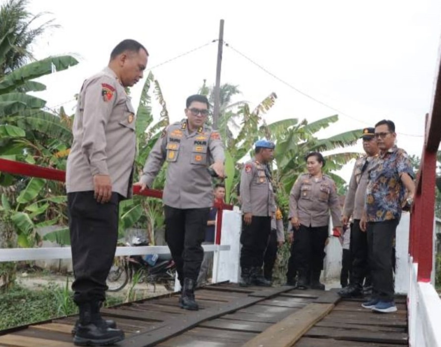 MONITORING: Polda Sumut saat monitoring jembatan penghubung antara Dusun II dan Dusun III, di Desa Liberia, Kecamatan Teluk Mengkudu, Sergai, Sabtu (28/3). Istimewa/Sumut Pos