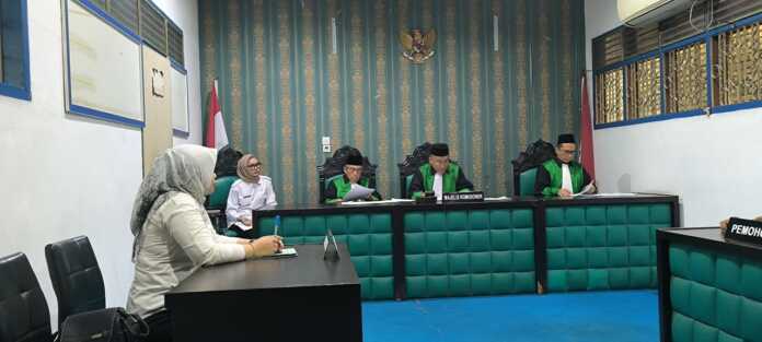 SIDANG: Termohon dari BPKPAD Binjai saat hadir pada sidang kedua sengketa informasi publik yang dipimpin Ketua Majelis, Eddy Syahputra.(Teddy Akbari/Sumut Pos)