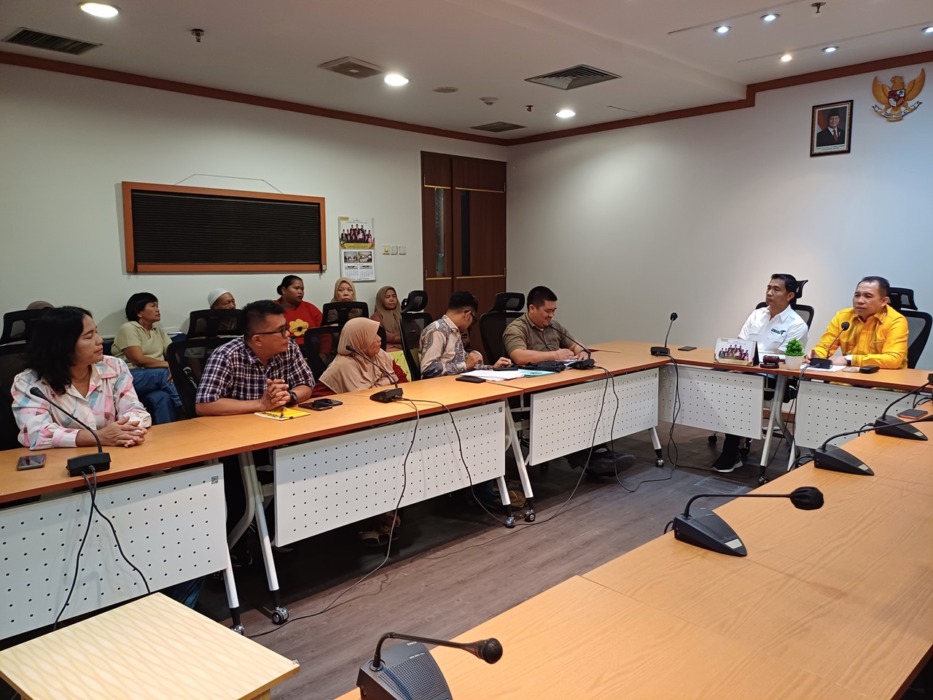 MENGADU: Warga Korban Kebakaran Komplek Kobek, Kelurahan Kesawan, Medan Barat mengadu ke Komisi A DPRD Sumut.(Markus Pasaribu/Sumut Pos).