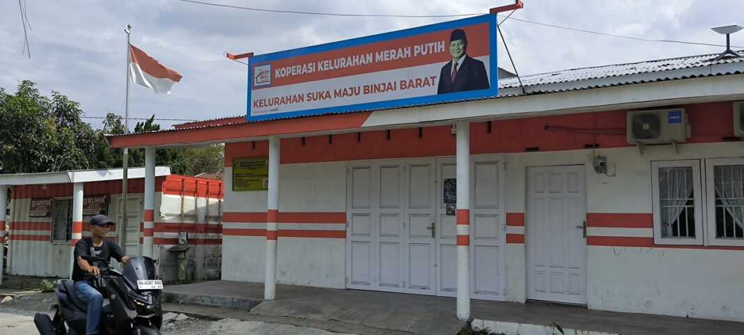 TUTUP: Pengendara saat melintas di depan Koperasi Kelurahan Merah Putih, Jalan Sukun, Binjai Barat yang saat ini tutup tidak beroperasional.(Teddy Akbari/Sumut Pos)