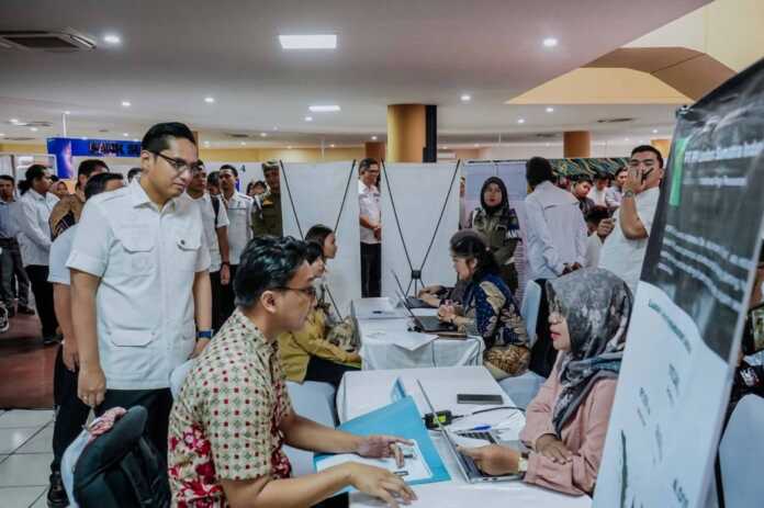 MELIHAT: Wali Kota Medan Rico Tri Putra Bayu Waas saat melihat pelaksanaan Rabu Walk-In Interview (RW) di Mal Pelayanan Publik (MPP) Medan, Jalan Iskandar Muda.