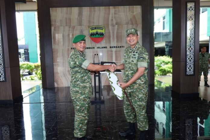SERAHKAN: Pangdam I/BB Mayjen TNI Hendy Antariksa saat menyerahkan secara simbolis 41 randis, di Makodam I/BB. Istimewa/Sumut Pos