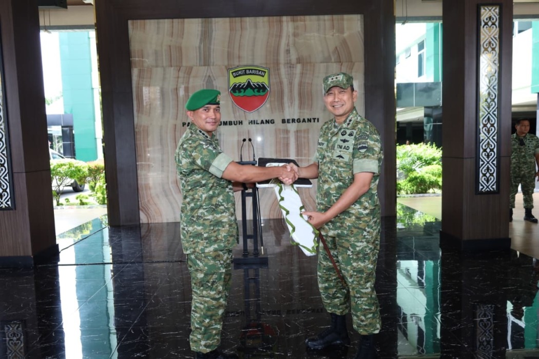 SERAHKAN: Pangdam I/BB Mayjen TNI Hendy Antariksa saat menyerahkan secara simbolis 41 randis, di Makodam I/BB. Istimewa/Sumut Pos