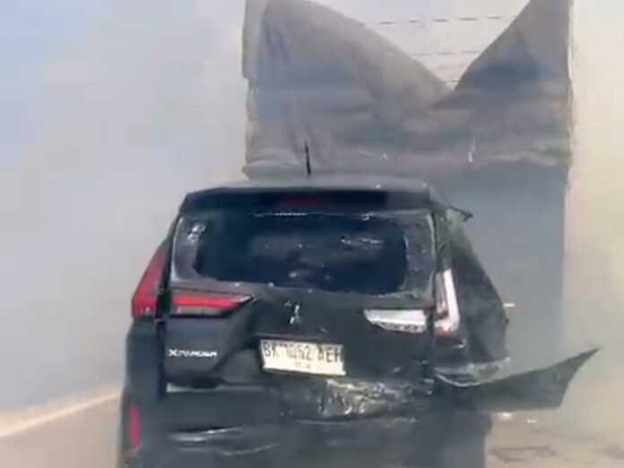 LAKA BERUNTUN: Kecelakaan lalu lintas beruntun terjadi di ruas Jalan Tol Binjai–Langsa pada Rabu (4/3/2026). Insiden tersebut diduga dipicu oleh kepulan asap dari aktivitas pembakaran tebu di lahan milik PT Perkebunan Nusantara II yang dikelola PT Sinergi Gula Nusantara.