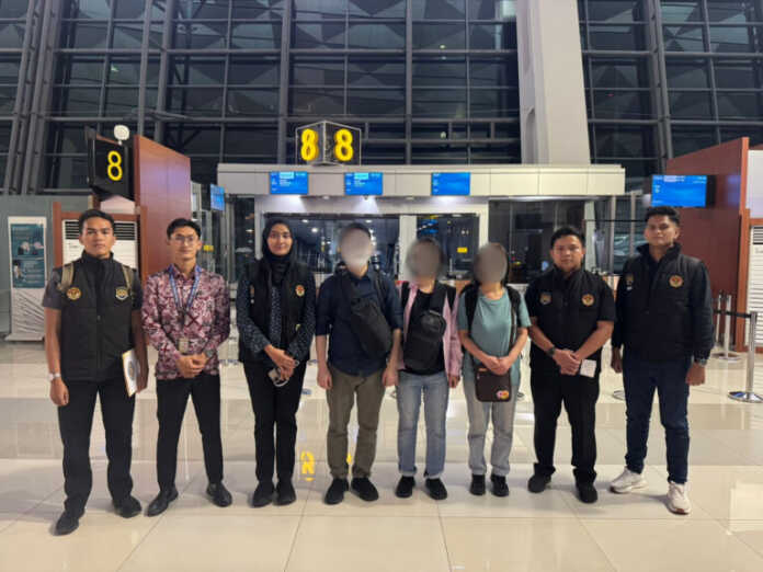 DIDEPORTASI: Kantor Imigrasi Kelas II TPI Belawan mendeportasi tiga Warga Negara Asing (WNA) Korea Selatan yang diduga menyalahgunakan izin tinggal investor.