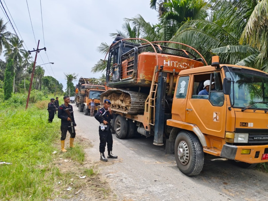DIKAWAL BRIMOB: Brimob bersama Ditreskrimsus Polda Sumut saat mengevakuasi alat berat ekskavator dari lokasi tambang emas ilegal di perbatasan Tapsel dan Madina. Istimewa/Sumut Pos