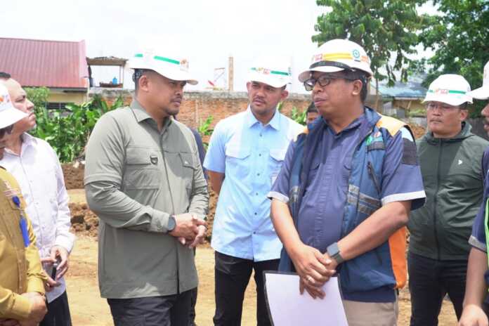 TINJAU: Gubsu Muhammad Bobby Afif Nasution didampingi Wali Kota Padangsidimpuan Letnan Dalimunte meninjau pembangunan Sekolah Rakyat Jalan Perintis Kemerdekaan, Padangmatinggi, Kota Padangsidimpuan, Senin (2/3).