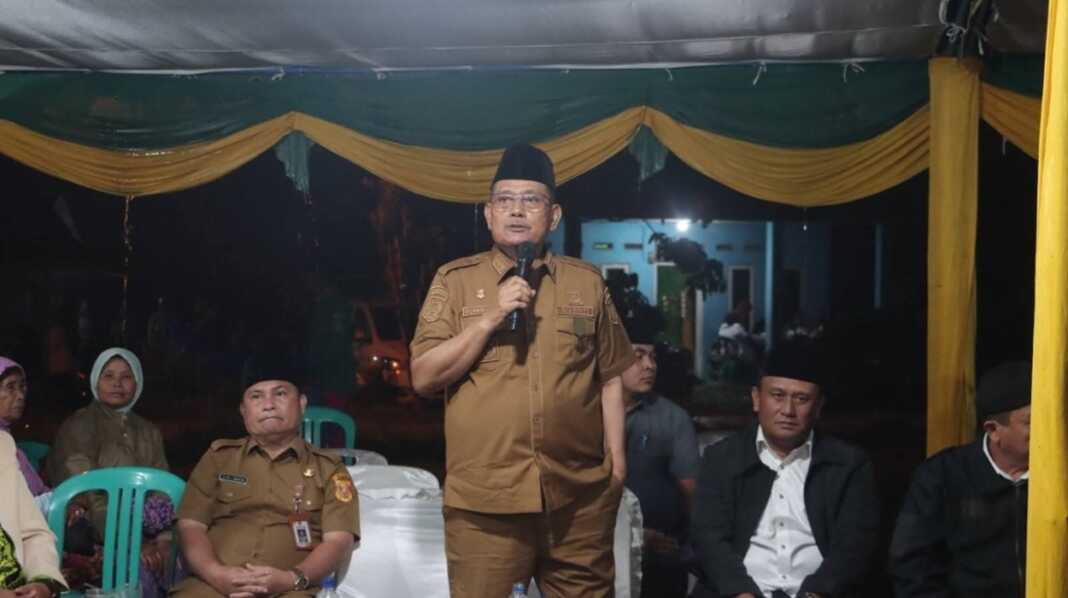 SAFARI RAMADHAN: Bupati Dairi Vickner Sinaga dan Wakil Bupati Wahyu Daniel Sagala, melakukan kunjungan Safari Ramadhan di Masjid Nurul Aman  Parbuluan, Senin (2/3).(SUMUT POS/istimewa)