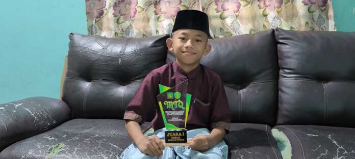 VIRAL: Renaldo Surbakti yang viral di jagat dunia maya karena usia 11 tahun sudah menjadi imam salat tarawih.(Teddy Akbari/Sumut Pos)