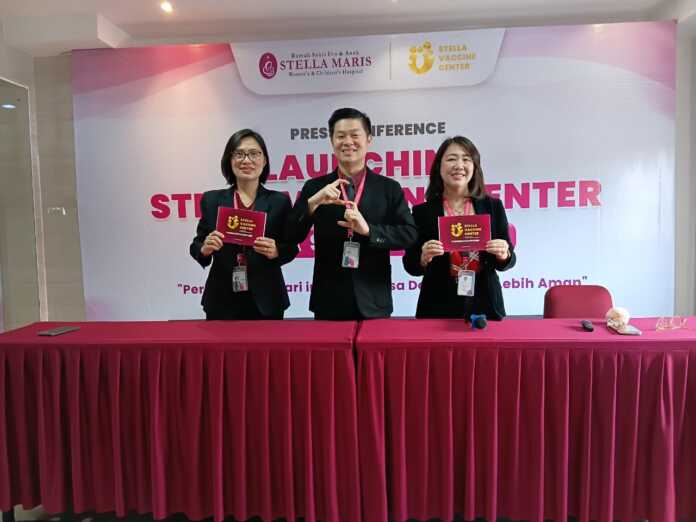 LUNCURKAN: General Manager RSIA Stella Maris, Riati Simbolon (kiri), Direktur RSIA Stella Maris, Syaiful Ramadhan (tengah) dan Manajer Pelayanan Medis RSIA Stella Maris, Lidia Panggabean (kanan) saat peluncuran Stella Vaccine Centre di RSIA Stella Maris, Kamis (5/3/2026).