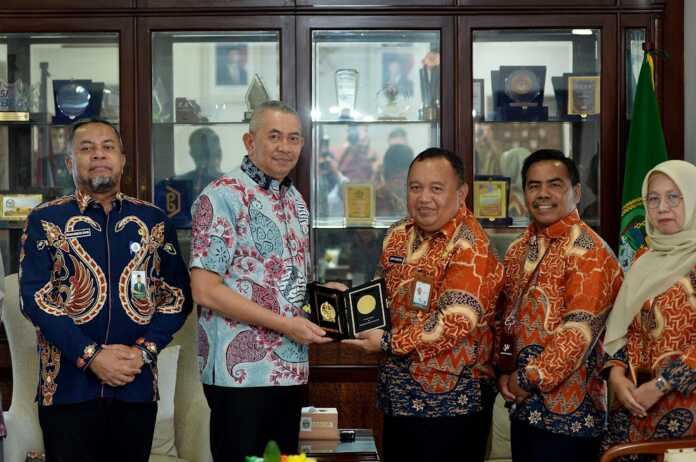 KUNJUNGAN: Pj Sekretaris Daerah Provinsi Sumatera Utara (Sumut) Sulaiman Harahap menerima kunjungan kerja Kepala Badan Pusat Statistik (BPS) Sumut Asim Saputra di Ruang Kerja Lantai 9 Kantor Gubernur Sumut Jalan Diponegoro Kota Medan. Jumat (6/3/2026).