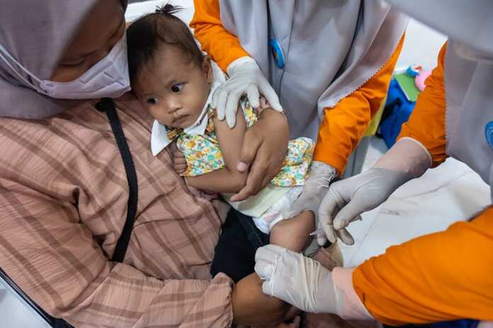 VAKSINASI: Seorang balita saat disuntik vaksinasi campak untuk mencegah penularan penyakit campak. Saat ini hingga Maret 2026 terdapat 387 kasus suspek campak dan 18 kasus yang telah terkonfirmasi positif di Sumut.