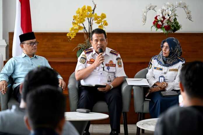 KETERANGAN: Dinas Perhubungan Provinsi Sumatera Utara, memberikan keterangan Pers kepada awak media terkait “Realisasi Bus Listrik Medan, Jumat (6/3/2026).