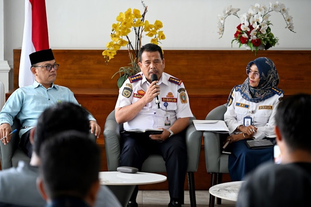 KETERANGAN: Dinas Perhubungan Provinsi Sumatera Utara, memberikan keterangan Pers kepada awak media terkait “Realisasi Bus Listrik Medan, Jumat (6/3/2026).