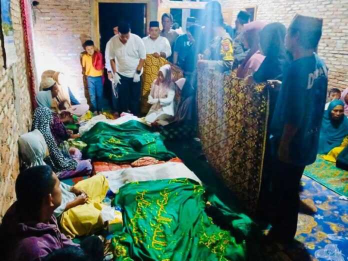 RUMAH DUKA: Suasana rumah duka di Dusun Rokan Baru, Desa Rondaman, Kabupaten Padanglawas Utara.
