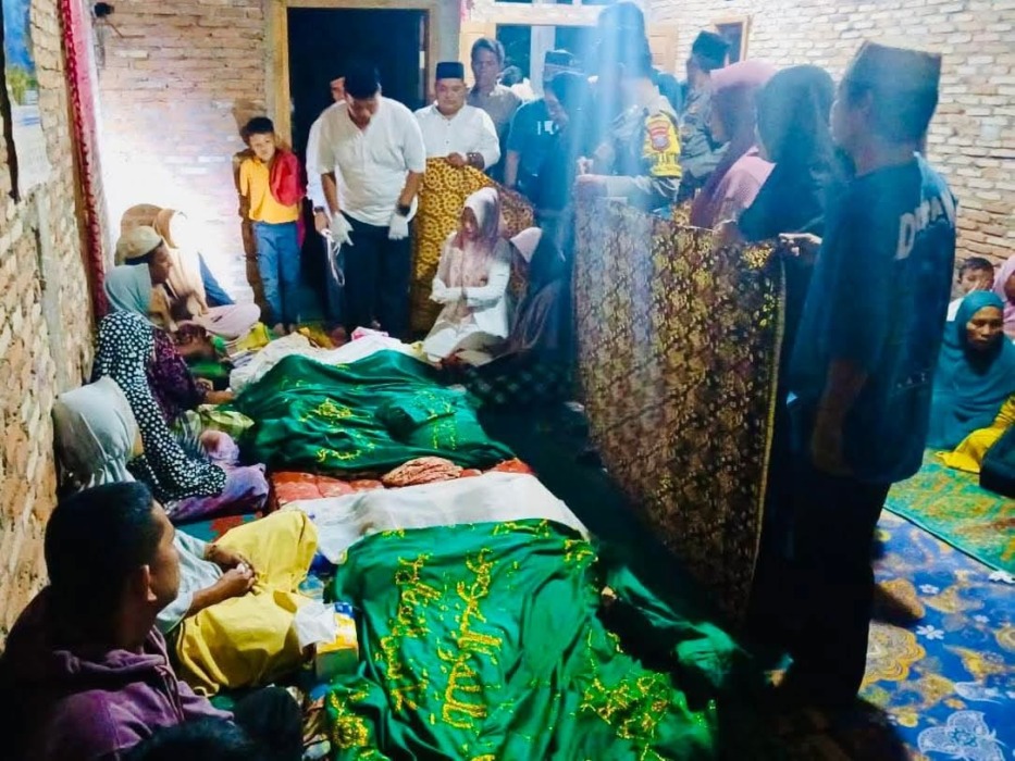 RUMAH DUKA: Suasana rumah duka di Dusun Rokan Baru, Desa Rondaman, Kabupaten Padanglawas Utara.