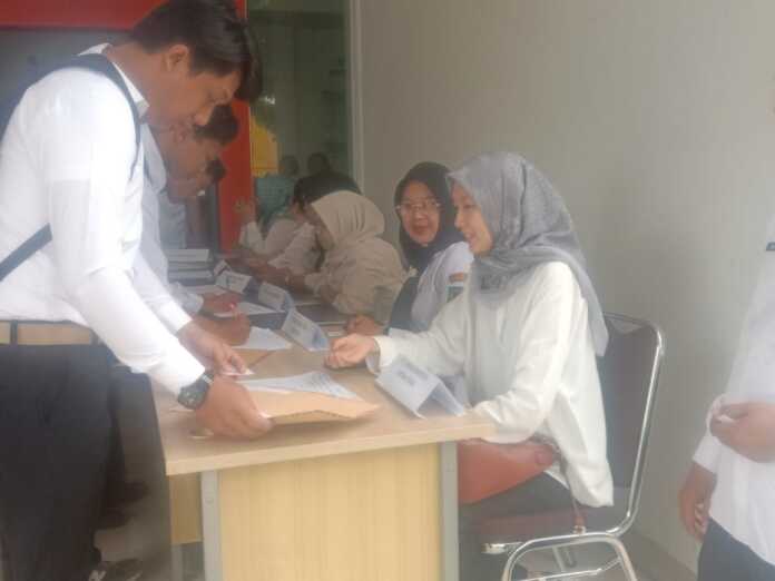 TINJAU: Kadis Ketenagakerjaan Sumut Ir Yulian Siregar MAP didampingi jajarannya saat meninjau pelaksanaan job fair di Kawasan Industro Sei Mangkai, di Gedung Administratur KEK Sei Mangkai, Selasa (4/3). Foto.Liberti H Haloho.