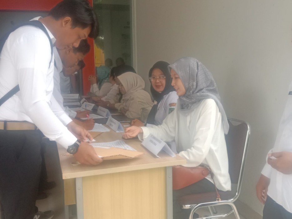 TINJAU: Kadis Ketenagakerjaan Sumut Ir Yulian Siregar MAP didampingi jajarannya saat meninjau pelaksanaan job fair di Kawasan Industro Sei Mangkai, di Gedung Administratur KEK Sei Mangkai, Selasa (4/3). Foto.Liberti H Haloho.