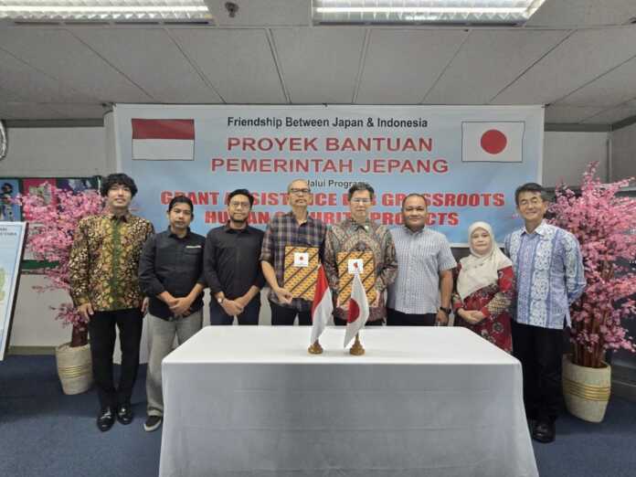 SERAHKAN: Pemerintah Jepang memberikan bantuan dana hibah melalui program Grant Assistance for Grass-roots Human security Projects untuk pengadaan satu unit Yamaha Water Purification System di Kecamatan Aek songsongan, Kabupaten Asahan, Provinsi Sumatera Utara, Rabu (4/3). 