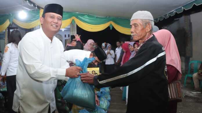 SERAHKAN: Wabup Dairi Wahyu Daniel Sagala, serahkan bantuan sembako kepada warga saat melakukan kunjungan Safari Ramadhan di Desa Sungai Raya, Kecamatan Siempat Nempu Hulu, Rabu (4/3).SUMUT POS/istimewa.